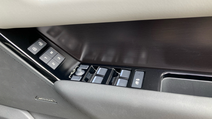 Land Rover Range Rover Velar 3.0 D300 MHEV Belgravia Edition Satin 5dr Auto Diesel Estate - Image 23